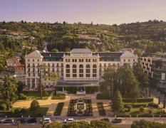 Vorderansicht des Kempinski Palace Portoroz mit großem Gartenbereich