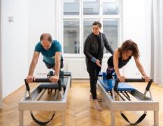Lisa unterstützt im Pilates Alignment Studio 2 Kunden