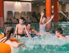 Spielende Kinder im Wasser