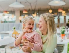 Mutter mit Tochter im Reiters First Familiy