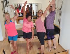 Kundinnen jubeln in der Pilates Sonnenterrasse