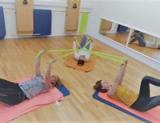 Kundinnen beim Mattentraining in der Pilates Sonnenterrasse