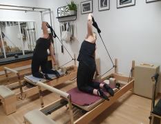 2 Kundinnen am Pilates-Reformer in der Pilates Sonnenterrasse