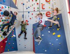 Kletternde Kinder im Zauchenseehof an der Kletterwand