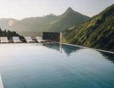Infinity Pool mit Blick in die Berge vom Damülser Hof aus