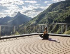 Yoga auf der Terrasse des Damülser Hofs