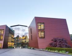 Aussenansicht mit rötlicher Fassade des Spa Hotel Bründl