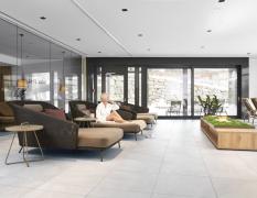 Eine Dame im Ruheraum im Spa Hotel Bründl