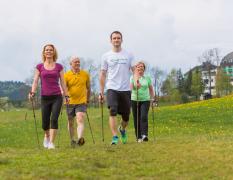 Familie in der Nähe des Hotels Moorheilbad Harbach beim Wandern