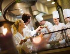 Buffet mit Köchen und Gästen im Allegria Resort Stegersbach by Reiters