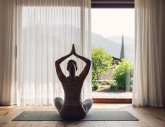 Dame beim Yoga mit Blick in die Berge