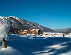 Landhotel Strasserwirt im Winter mit Sonnenschein