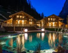 Chaletdorf Auszeit Aussenansicht des Badeteiches und der Unterkunft im Chaletdorf Auszeit