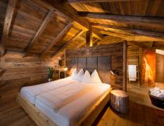 Blick in ein Doppelzimmer in einem Chalet im Chaletdorf Auszeit