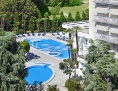 Blick auf die Aussenpools aus dem Hotel Due Torri