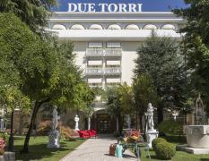 Hotel Terme Due Torri Blick auf die Hotelfassade des Hotels Due Torri