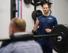 Fitness Dorner beim Coaching eines älteren Kunden