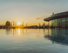 Aussenansicht des Pools in Abendstimmung des Reiters Supreme Hotel