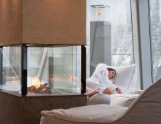 Spa mit Liegen und Glaskamin im AQUA DOME - Tirol Therme Längenfeld