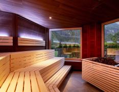 Sauna mit Panoramafenstern im Adler InnTyrol Mountain Resort