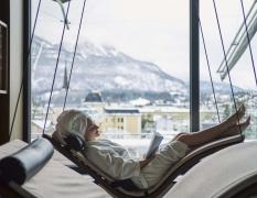Eine Dame liegt in einer Schwebeliege im EurothermenResort Bad Ischl Hotel Royal