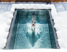 Hotel Klausnerhof Beheizter Aussenpool im Winter mit einem Gast im Hotel Klausnerhof