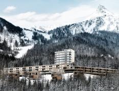 Aussenansicht des Gradonna Mountain Resorts im Winter