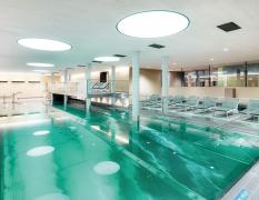 Innenpool mit Liegen im Gradonna Mountain Resort