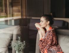 Eine Frau genießt es in der Lounge des Hotels Muhr