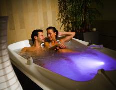 Paar im Wellnessbereich in einem Aromabad im Wellnesshotel Allmer