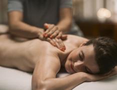 Eine Dame bei einer Massage im EurothermenResort Bad Hall Hotel Miraverde