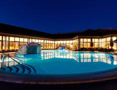 Aussenpool des Greenfield Hotel Golf und Spa am Abend