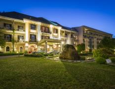 Hotel Warmbaderhof Aussenansicht des Hotels Warmbaderhof