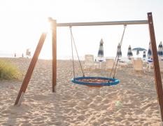 Korbschaukel am Strand vor dem Laguna Garden Hotel