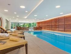 Hallenbad mit Entspannungsliegen im DAS LAFAIRS