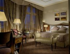 Executive Zimmer mit gediegener Einrichtung im Art Deco Imperial Hotel Prag