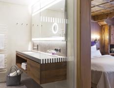 Blick in ein Doppelzimmer Authentic inklusive offenen Badezimmer im ElisabethHotel