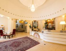 Großräumige Rezeption des Thermia Palace Hotels