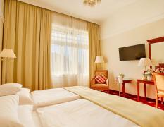 Hell eingerichtetes Doppelzimmer im Thermia Palace Hotel