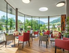 Blick in den Lounge-Bereich mit großen Fenstern im Johannesbad Hotel Palace