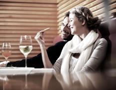 Pärchen genießt ein Glas Wein im Reduce Hotel VITAL