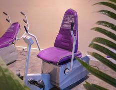 Trainingsgerät mit lila Sitzpolstern