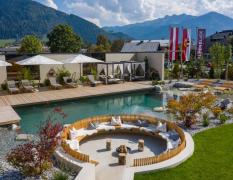 Aussenpool mit Liegen und diversen Sitzecken im Sportresort Alpenblick