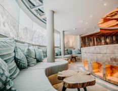 Wellnessbereich in der Gebirssauna-Ruhelounge im Winter im Wellnesshotel Sendlhofer´s