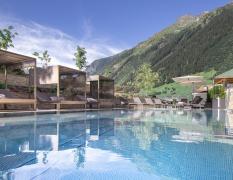 Pool im Sommer im Hotel Post Ischgl aussen