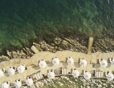 Strandabschnitt Private Spa mit vielen Liegen im Kempinski Hotel Adriatic