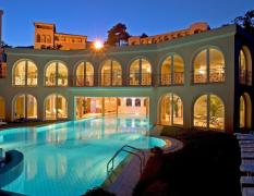 Wellnessbereich mit beheiztem Outdoor-Pool im Hotel Miramar