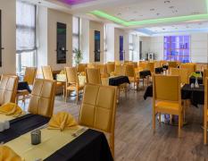 Modernes Restaurant mit festlich eingedeckten Tischen im Hotel Astoria Opatija