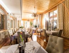 Restaurant mit Wintergarten im Garten-Hotel Ochensberger
