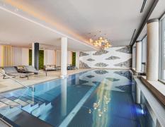 Innenpool mit Ruheliegen im Koenigswieserhof